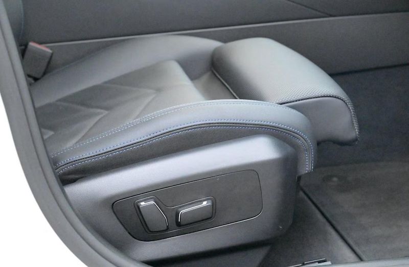 BMW i5 xDrive40 Touring M SoH 96% Taž - fotka 13 z 26