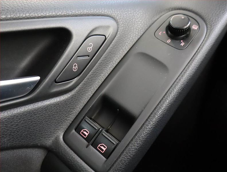 Volkswagen Golf (2009) 1.6 - fotka 17 z 18