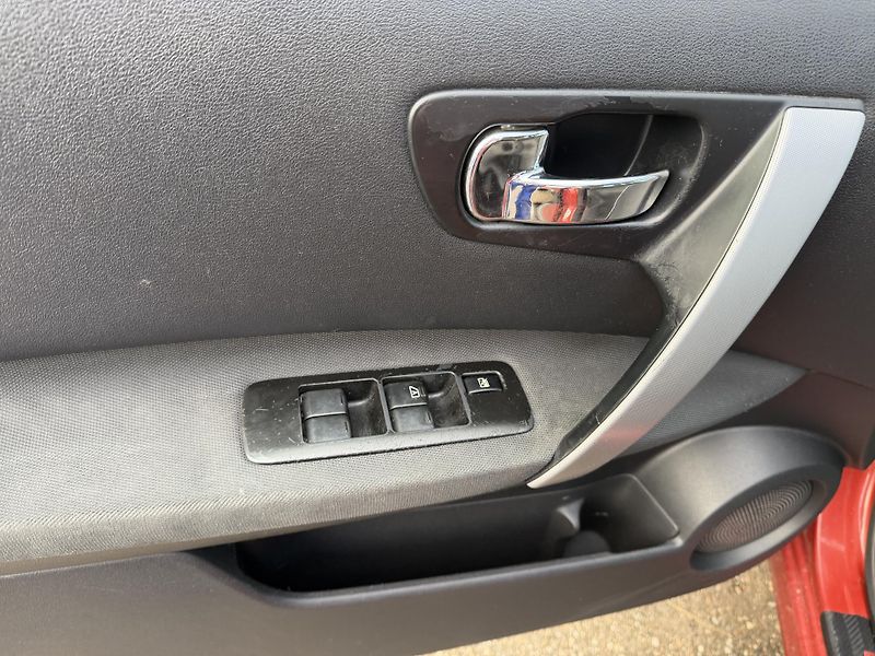 Nissan Qashqai 2.0 DCI 110 kw 4x4 AUTOMAT - fotka 13 z 22