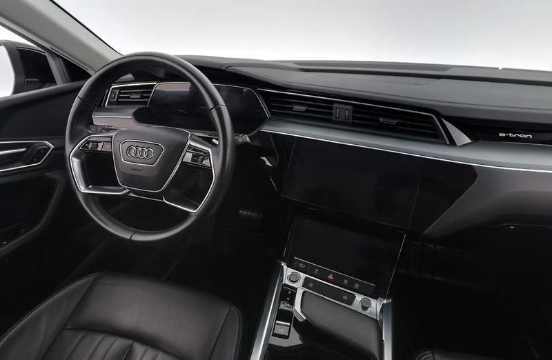 Audi Q8 e-tron 55 Q Kamera Tažné LED Vzduch - fotka 14 z 27