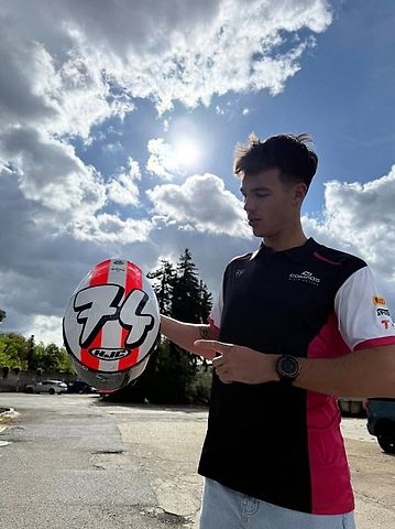 Český jezdec motocyklové třídy supersportů Oliver König a jeho helma pro závod v Mostě., zdroj: Foto: Oliver König (se souhlasem)