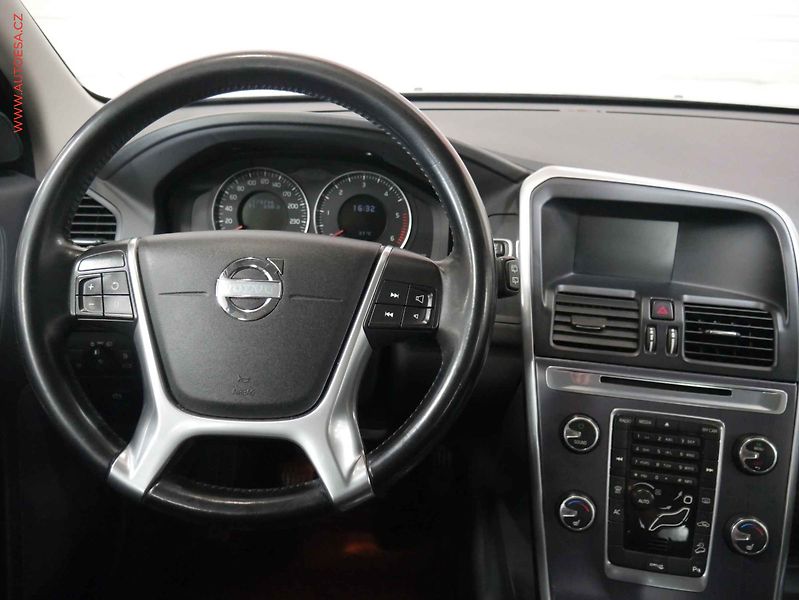 Volvo XC60 (2012) 2.4 D 4x4, 1.maj,ČR, Xenon - fotka 11 z 17