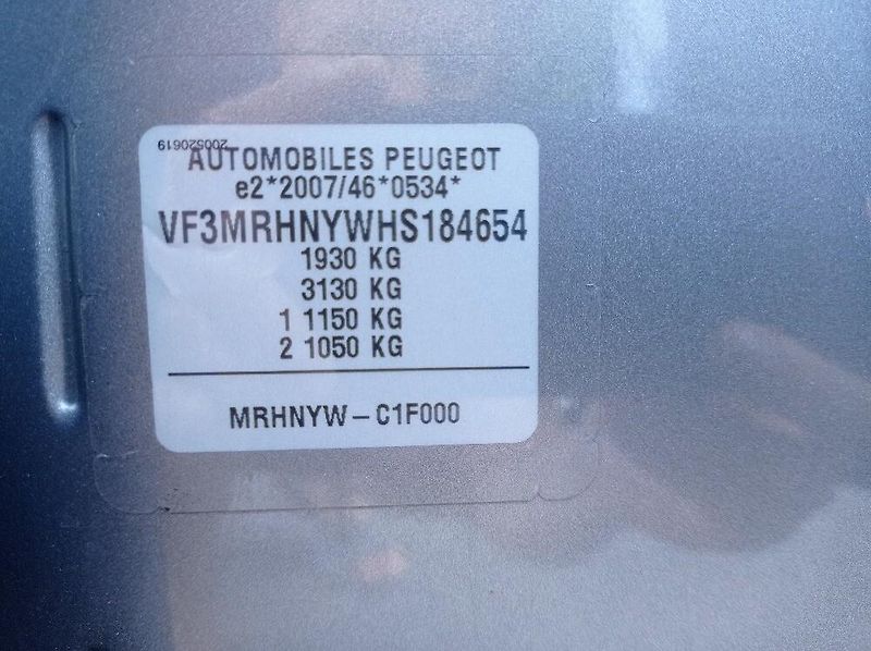Peugeot 3008 (2017) ALLURE 1.2 /96kW + 2. SADA KOL - fotka 8 z 11
