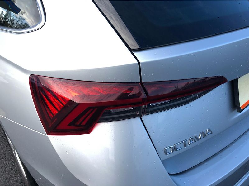 Škoda Octavia 2,0TDi 110kW STYLE DSG - fotka 26 z 29