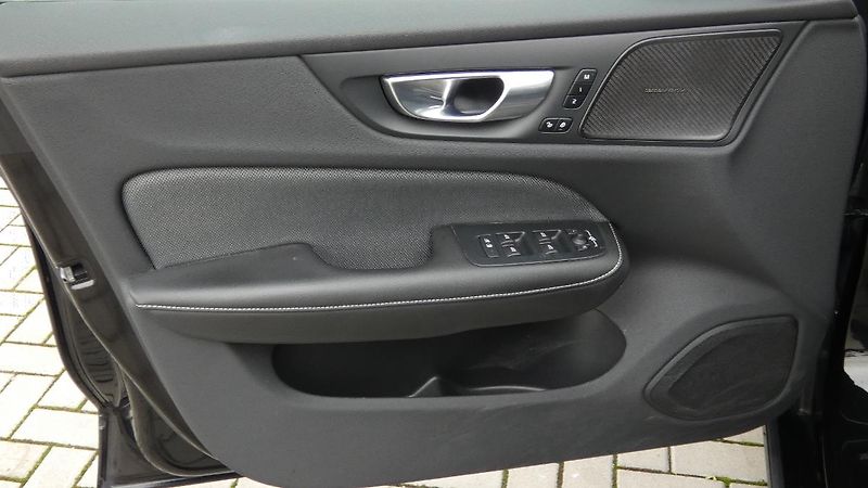Volvo S60 B5 AWD Ultimate Dark - fotka 8 z 21
