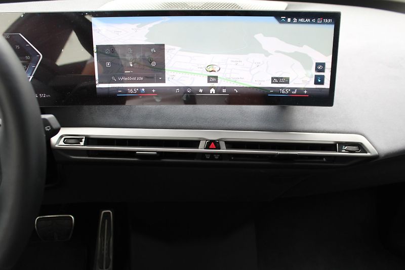 BMW iX xDrive45, 300kW - fotka 5 z 25