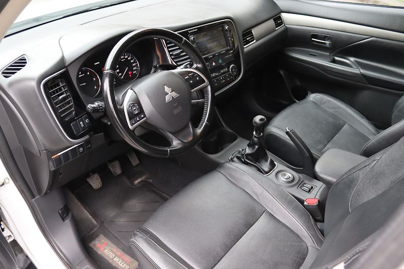 Mitsubishi Outlander 2.2DI-D 4X4 7 MÍST 110kW - fotka 21 z 50