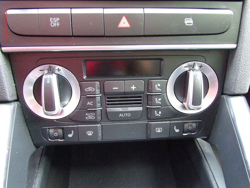 Audi A3 (2009) 1.4 TFSi, 1.maj, AC, park - fotka 13 z 17