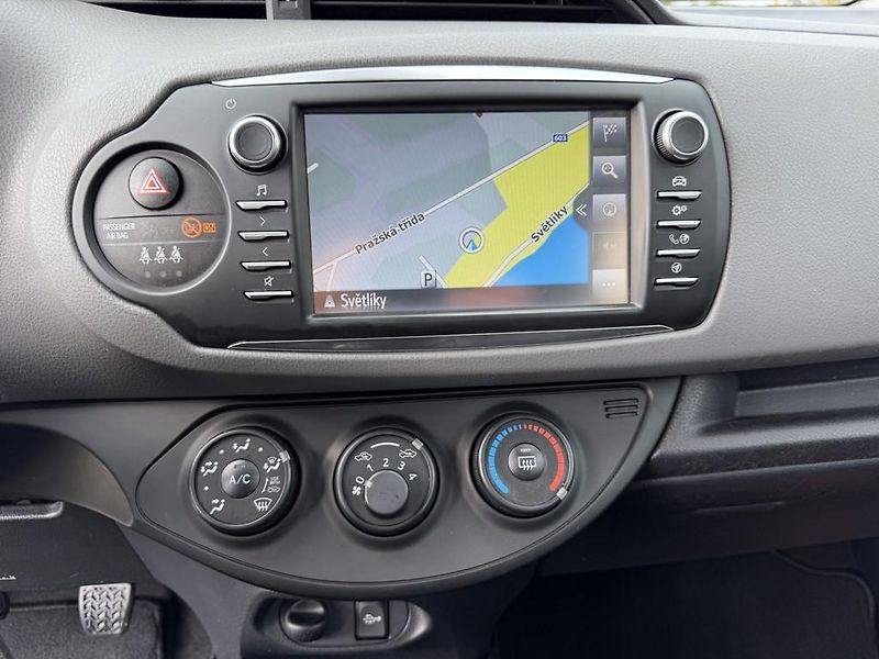 Toyota Yaris 1.5i 82 kW navi. serviska - fotka 16 z 18