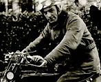Motocyklový závodník Tom Sheard na motocyklu Douglas v roce 1922.