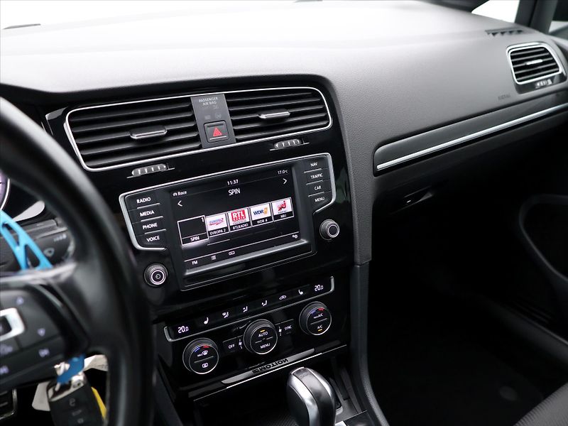 Volkswagen Golf 2,0 TSI R 221kW DSG 4M 1.Maj - fotka 21 z 33
