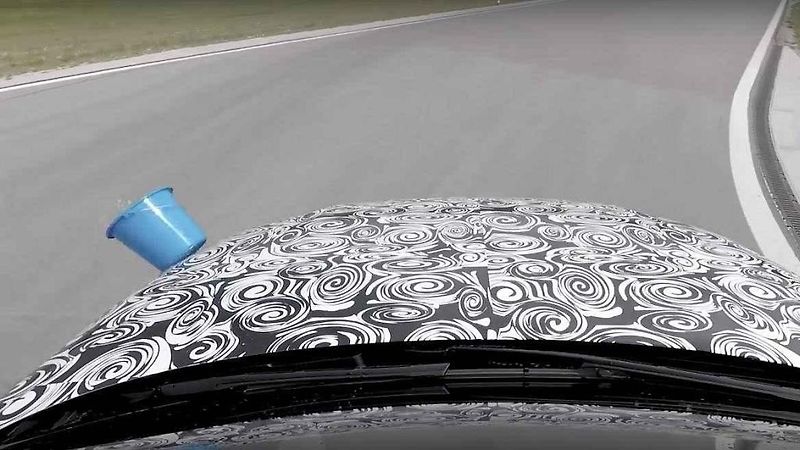 Staromódní test pro auto napěchované moderními technologiemi.