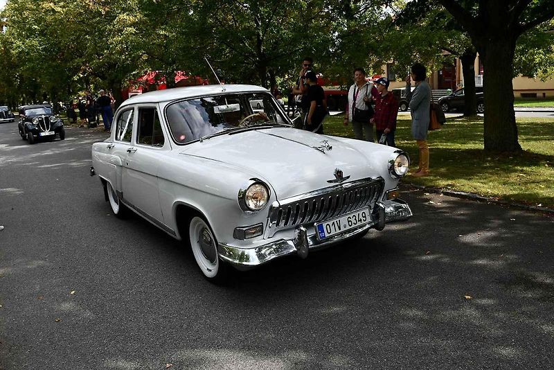 Na tradiční Lidický okruh dorazily desítky historických automobilů a motocyklů, které obdivovali návštěvníci z Kladna i širokého okolí.