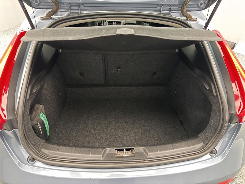 Volvo V40 T2 MOMENTUM AUT  - fotka 5 z 41