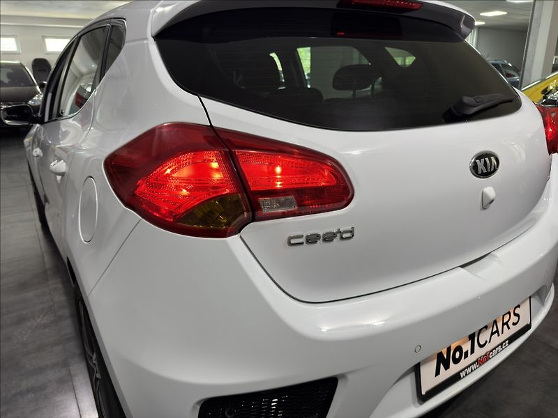 Kia Ceed 1,6   GDI KAMERA VÝHŘEV 61TKM - fotka 26 z 31