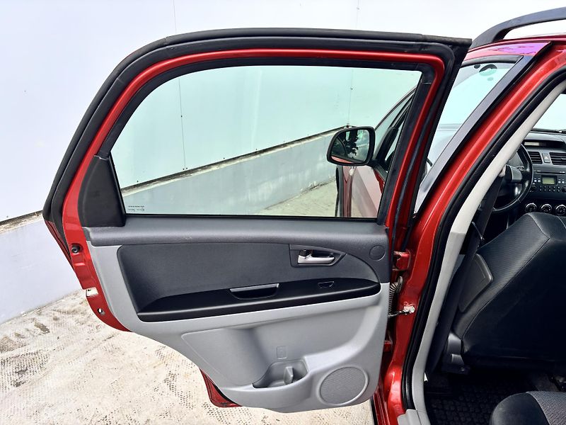 Suzuki SX4 (2007) 1.6 VVT 79KW 4x4 - fotka 14 z 26