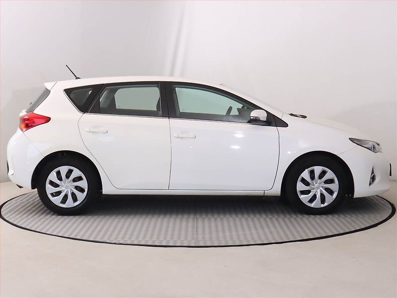 Toyota Auris (2013) 1.3 Dual VVT-i, Park. senzory - fotka 6 z 15