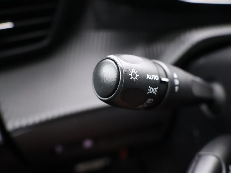 Peugeot 2008 1,2 PT CZ Allure LED - fotka 16 z 28