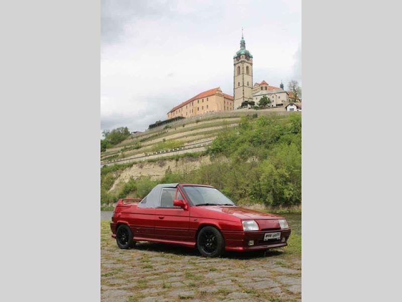 První z kusů nové série má dvoubarevné lakování