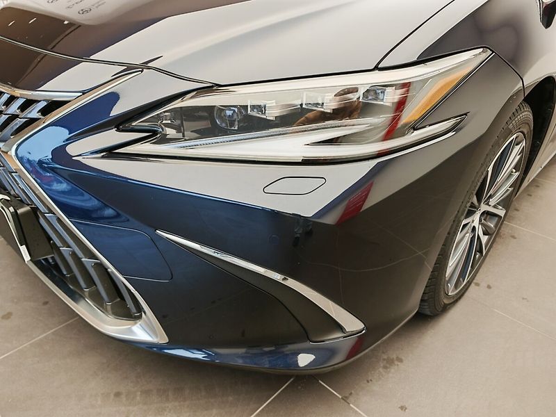 Lexus ES 300h Prestige Plus - fotka 8 z 49