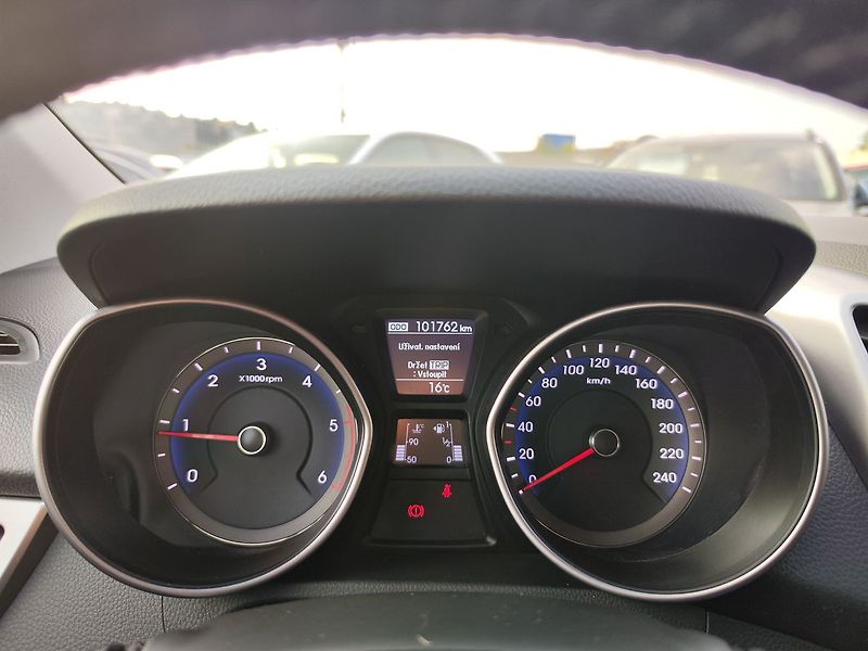 Hyundai i30 1.6 CRDi/81kW komfort - fotka 13 z 26