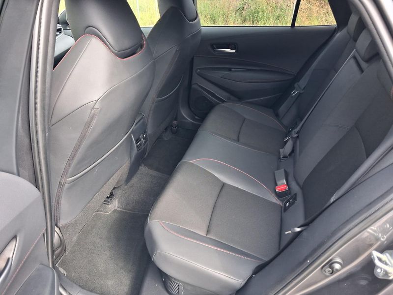 Toyota Corolla 1.8 HSD e-CVT GR Sport - fotka 22 z 24