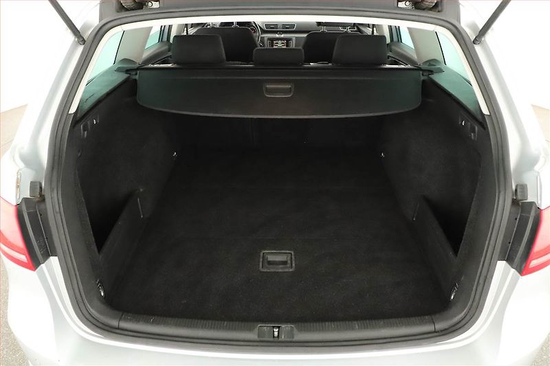 Volkswagen Passat (2012) 1.6 TDI, Navi, Tempomat - fotka 13 z 14