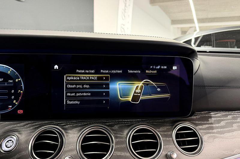 Mercedes-Benz Třídy E (2021) E 63s AMG 4Matic+ V8 Biturbo - fotka 83 z 124