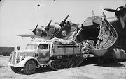 Opel Blitz Maultier vyjíždí z útrob obrovského přepravního letounu Messerschmitt Me - 323 Gigant.