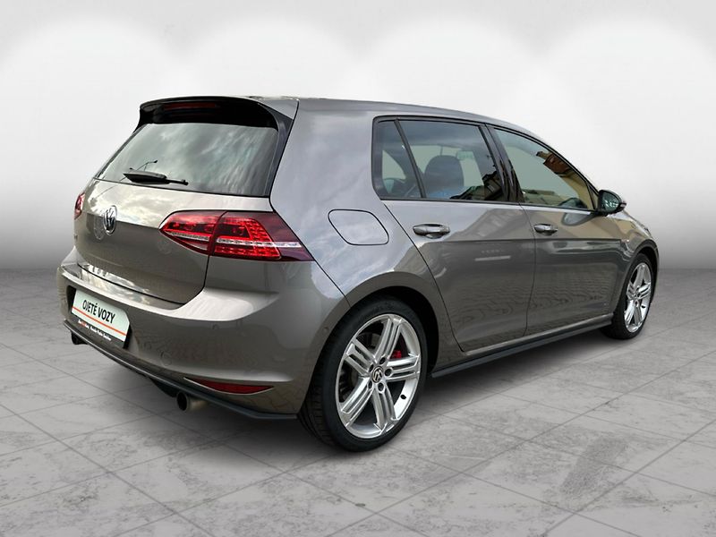 Volkswagen Golf Perfomace 2.0TSI 169 KW - fotka 6 z 25