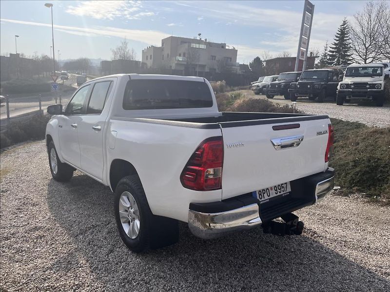 Toyota Hilux DC 2,4 D-4D 6 MT Active 4X4 - fotka 5 z 27