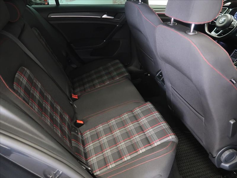 Volkswagen Golf 2,0 TSI 180kW GTI Performance - fotka 14 z 41