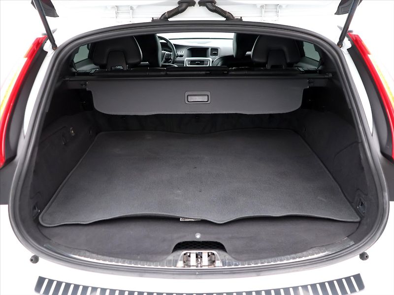 Volvo V60 2.4 D6 162kW R-Design Aut. DPH - fotka 10 z 37