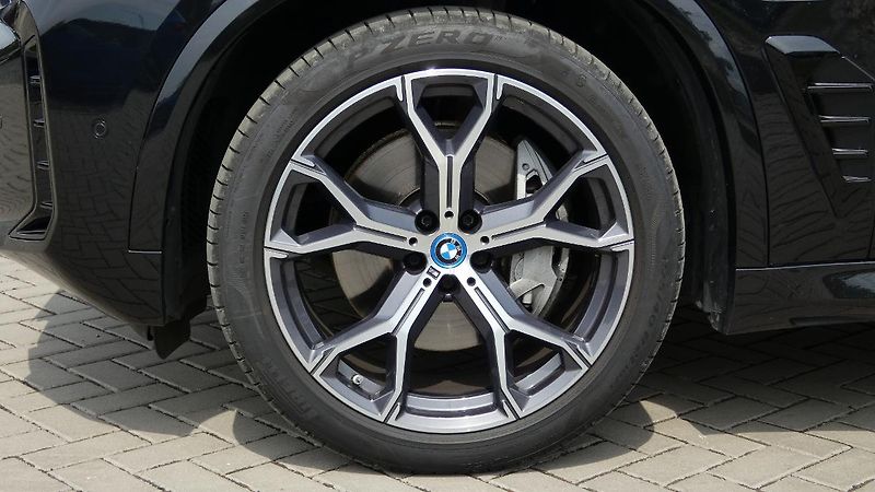 BMW X5 50e xDrive PHEV - fotka 26 z 27