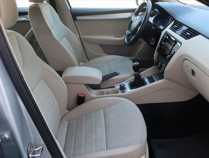 Škoda Octavia (2014) 1.6 TDI, Tempomat - fotka 9 z 21