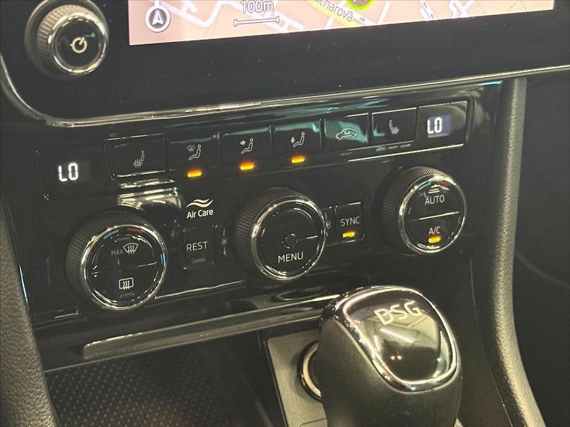 Škoda Superb 2,0 TDI STYLE DSG FL - fotka 17 z 19