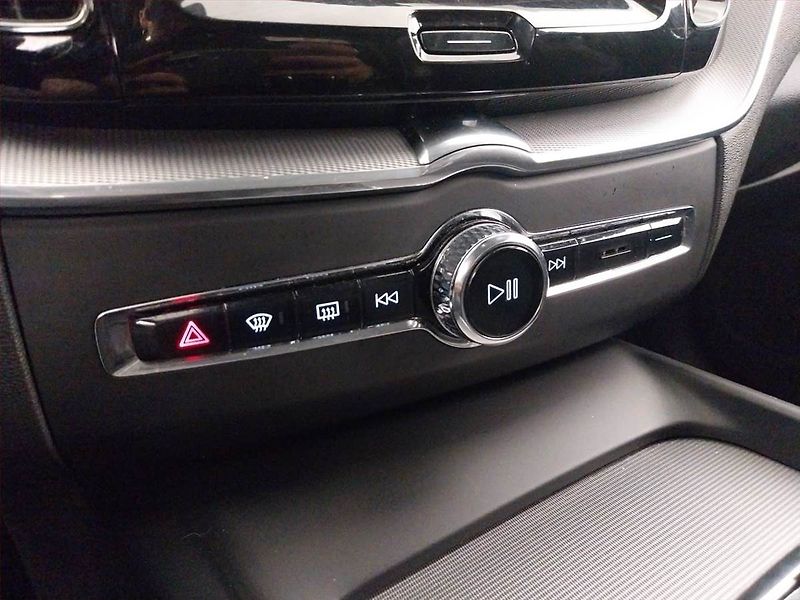 Volvo XC60 (2018) R-Design T5 AWD - fotka 26 z 30