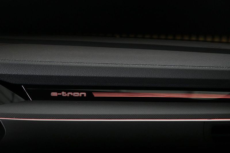 Audi e-tron 55 300kW SB BlackEdit ZÁRUKA - fotka 28 z 48