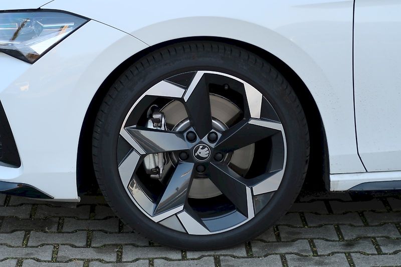 Škoda Superb (2025) Combi SportLine  2,0 TSi/ 150 - fotka 31 z 32