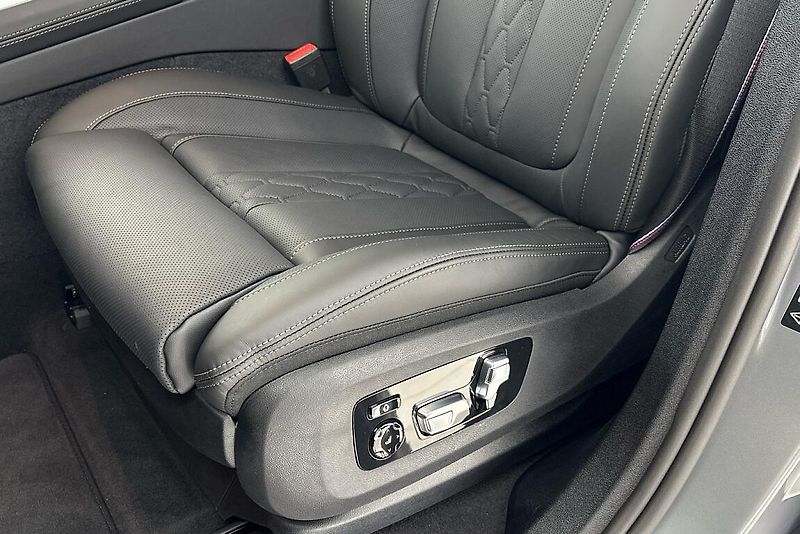 BMW X6 xDrive40d - fotka 7 z 27