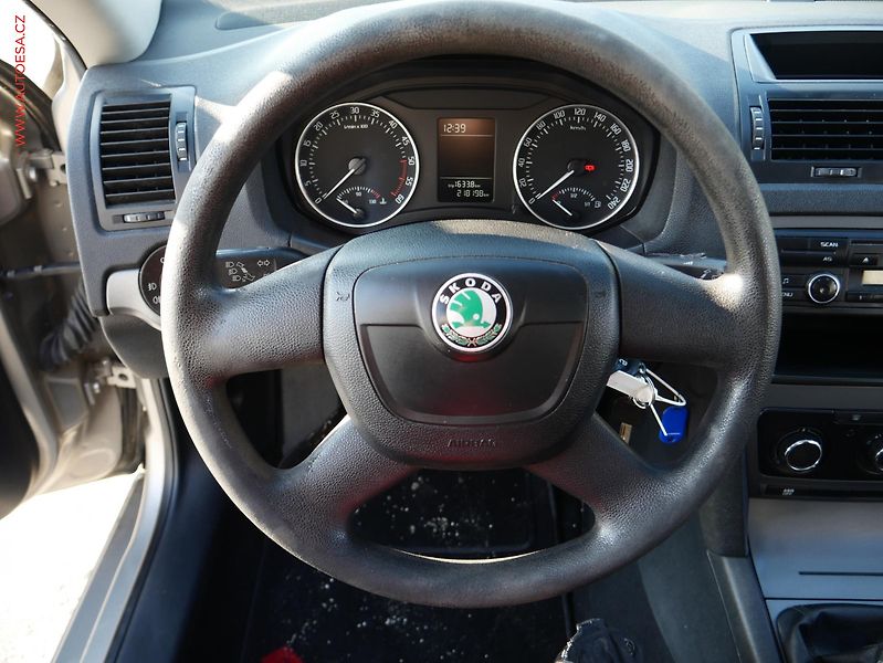 Škoda Octavia (2011) 1.9TDi, ČR, AC - fotka 14 z 17