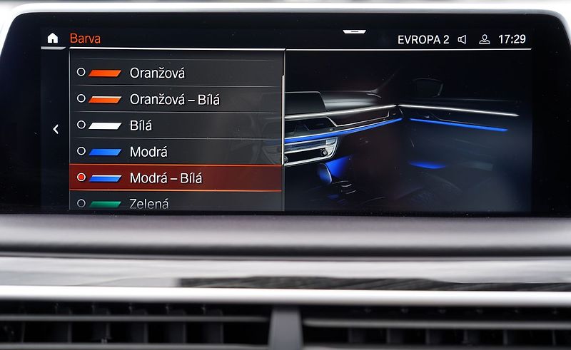 BMW Řada 7 750i xDrive Mpaket/530 PS - fotka 44 z 47