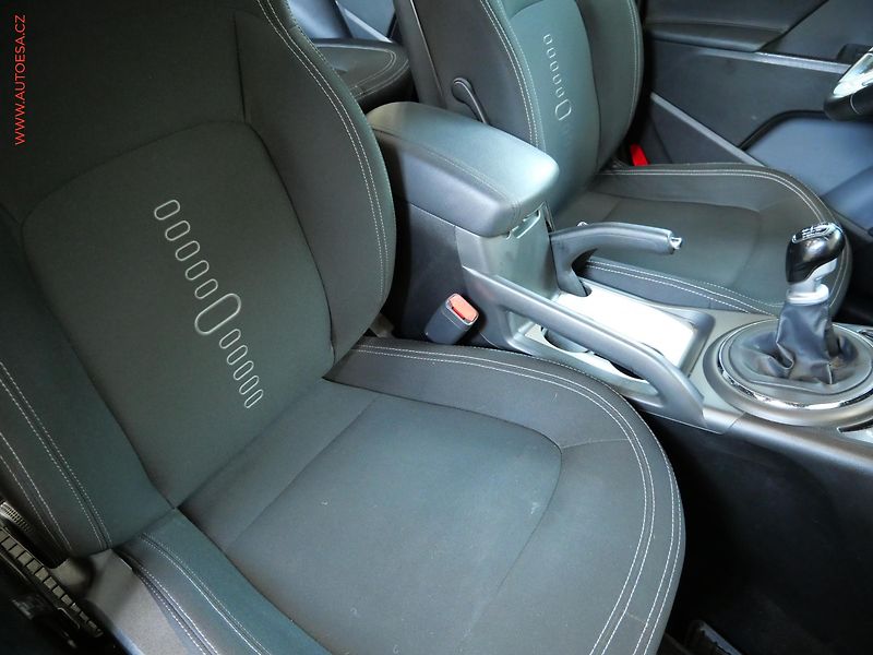 Kia Sportage (2011) 2.0 CRDi 4x4, ČR, AC, TZ - fotka 11 z 22