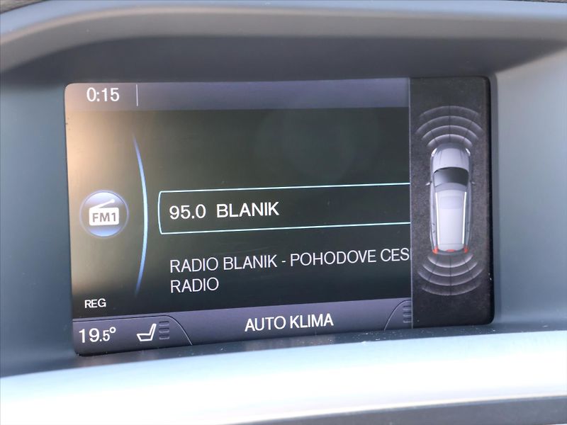 Volvo V60 2,4 D4 V5 Aut. AWD R-design - fotka 21 z 32