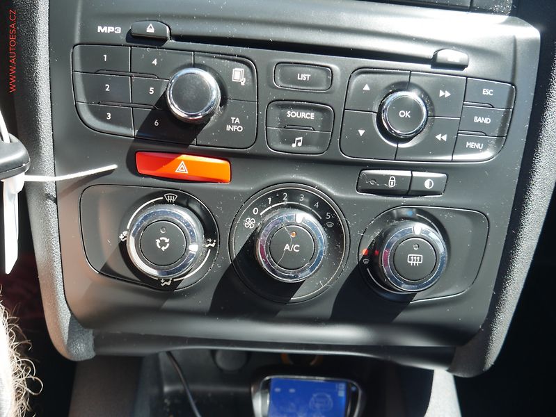 Citroën C4 (2011) 1.4i, ČR, AC, park.asist - fotka 16 z 18