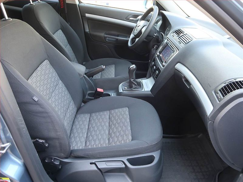 Škoda Octavia (2011) Ambiente 1.6 TDI, Tempomat - fotka 9 z 15