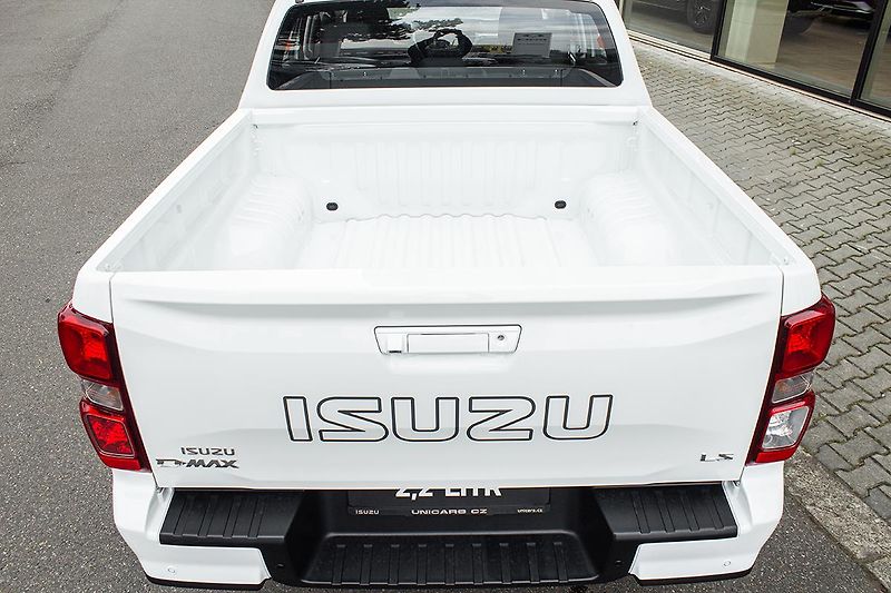 Isuzu D-Max (2026) 2,2 D AT DoubleCab 4x4  LS - fotka 8 z 21