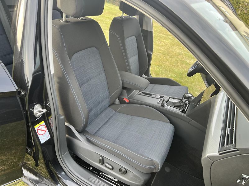 Volkswagen Passat 1.4GTE 160KW,TZ,2xALU,1MAJ - fotka 23 z 48