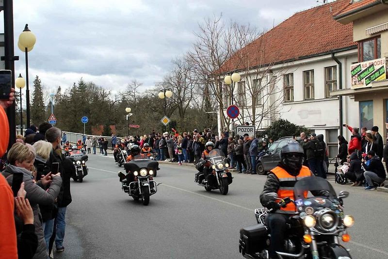 Z příjezdu spanilé jízdy motocyklů do Poděbrad.