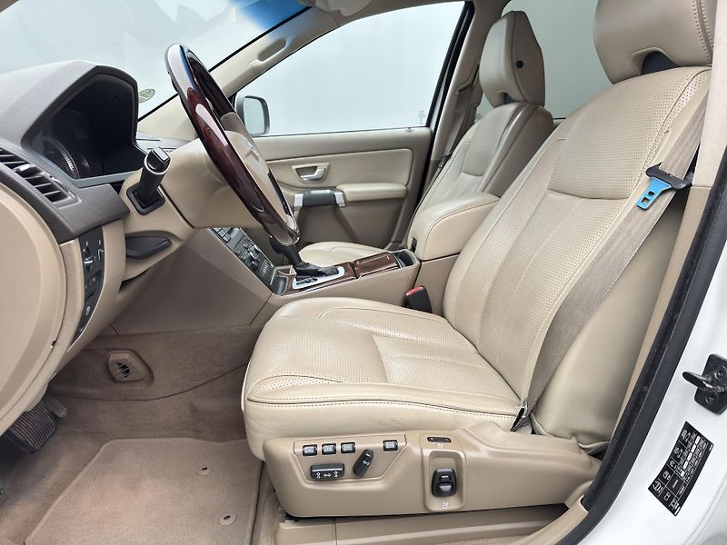 Volvo XC90 D5 AWD EXECUTIVE AUT CZ - fotka 4 z 36